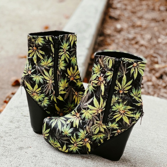🍃 Yellow Green Black Leaf Print Wedge Booties - Picture 3 of 5